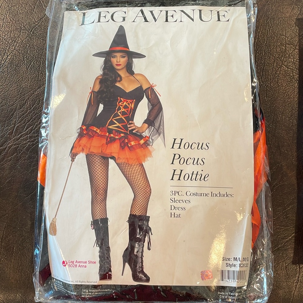 Women’s adult M/L witch costume plus extra cape